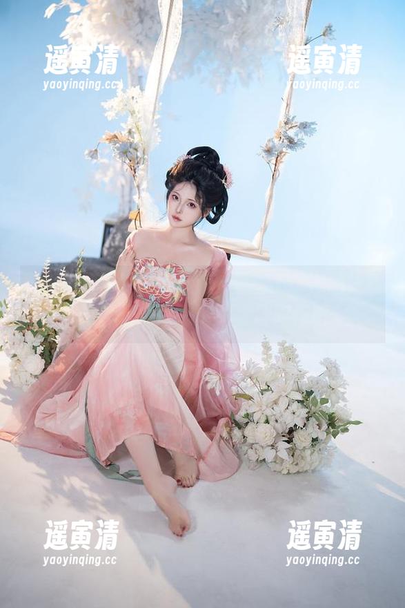 这组图片里有Natsuko夏夏子婀娜的泳衣，种草下载跟随她的夏日旅行吧。