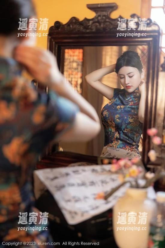 Xiuren秀人网-Nic妮可可 Xiuren秀人网 - “你穿了啥?”Nic妮可可的定制写真套装来探讨啦!