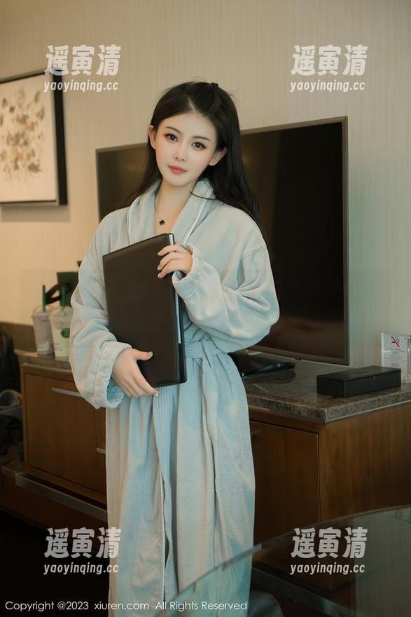 Xiuren秀人网-夏甜甜 Xiuren秀人网 - 在夏甜甜的户外美图中,你能听见她与蚊子的终极战斗吗?