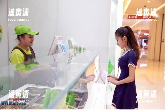 aiss-若兮 aiss - 连衣裙的灵气上线,若兮的无圣光图包让我眼前一亮!