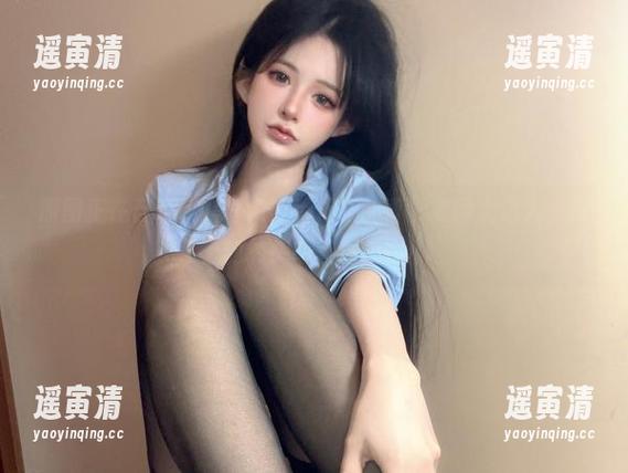 倦倦喵 原图正在召唤,露背裙让倦倦喵的背影变得太迷人,街上的转头率直逼模特!