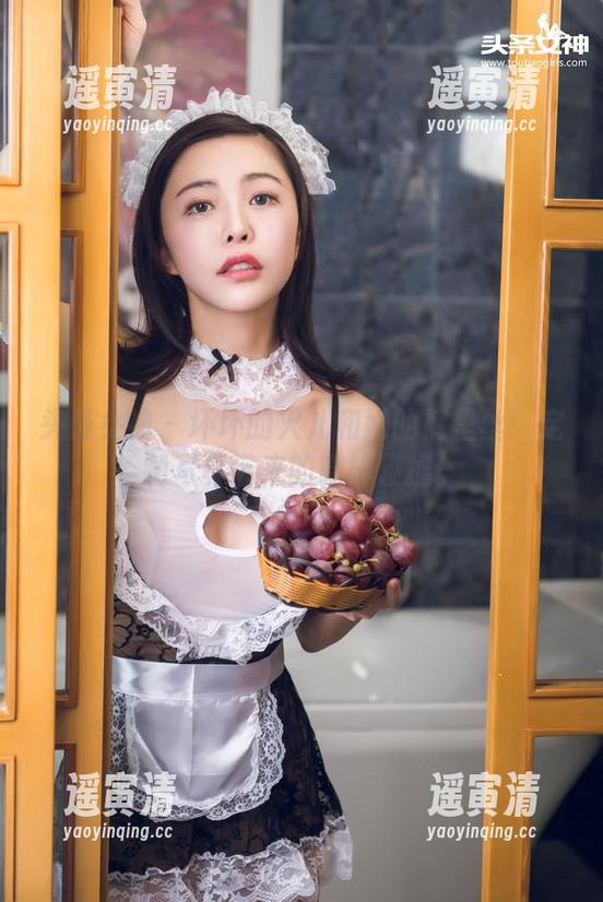 头条女神-火儿 头条女神 - 坏坏的火儿和她的裤里丝:定制写真带来的微妙碰撞。
