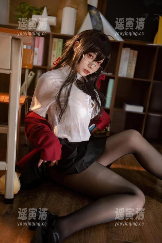 安食Ajiki 安食Ajiki的cos玩法:小恶魔在吃披萨,试问还有谁能做到如此的糗态?