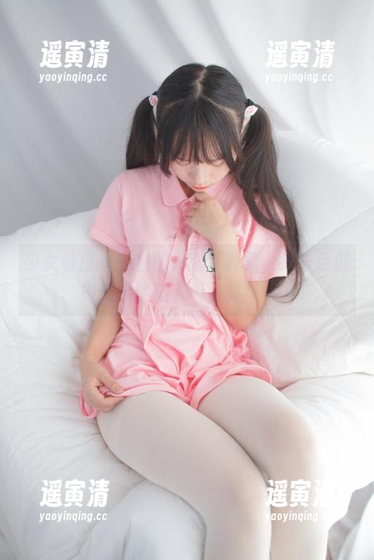 少女秩序-小鱼 少女秩序 - 小鱼的最新写真集,这粉色肚兜似乎隐藏了不少故事……