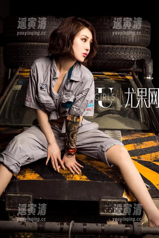 尤果网-绮里嘉 尤果网 - 绮里嘉才不怕短裙风,资源总能让你呼呼直飘!