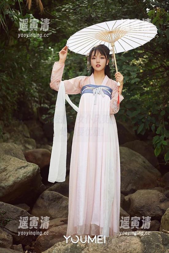 尤蜜荟-黄依婷 尤蜜荟 - 黄依婷的女仆风美图—就算是擦地也要优雅!