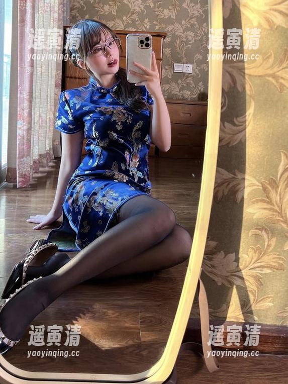 微密圈 - 总想在全套旗袍图片中找到张思允的心腹之谜，结果只发现了裙角在风中飞舞的美丽。