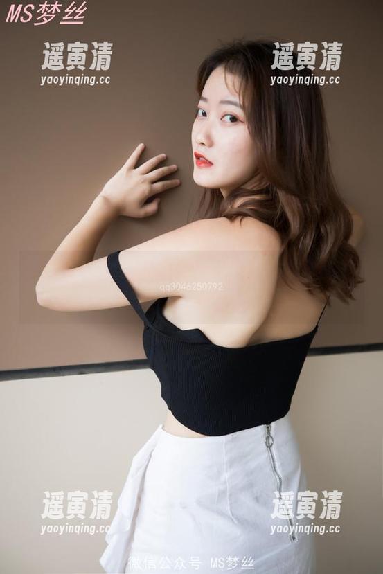 梦丝女神-小允儿 梦丝女神 - 绿绿的衣服,私房写真里的小允儿轻轻松松引发脑补。