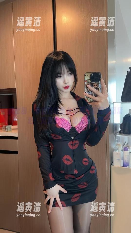 琳铛铛 微密圈 - 琳铛铛的蓝色印花比基尼美图精选:充满想象力的细节之旅