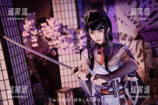 白莉爱吃巧克力 白莉爱吃巧克力那双美腿,私拍里藏着多少小心思?