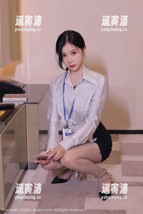 秀人网-Emily尹菲 秀人网 - Emily尹菲的“瞧”资源来了,在线上为你展示各种眼镜时刻,让你眼花缭乱!