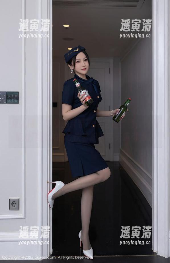 秀人网-奈奈Fox 秀人网 - 精致的奈奈Fox空姐套图,简直能让飞机中的餐饮看起来毫无吸引力。