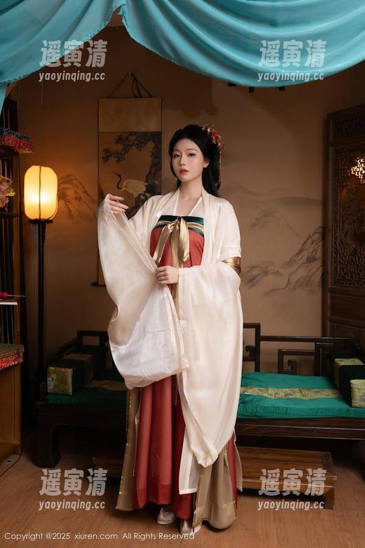 秀人网-娜露Selena 秀人网 - 她的新写真哟,娜露Selena用可爱武器把我击倒了,简直不想承认我也被吸引住了。