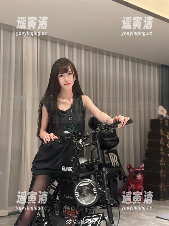 腐团儿Ikaros 雅致蕾丝装扮下的腐团儿Ikaros:我的心已经被诡异的美缠住啦