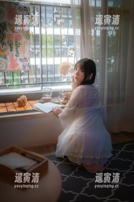 自闭颜球球 泳衣还行,但我的视线只抓住了自闭颜球球的魅力