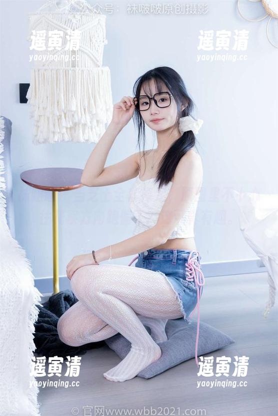 袜啵啵 - 当芝士全套裸足，原图里不小心往花絮方向跑偏了？这可真有趣。