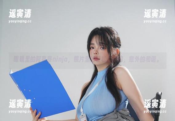阿寨寨ninja 眼镜里的阿寨寨ninja,照片里的轻松与慵懒,意外的和谐。