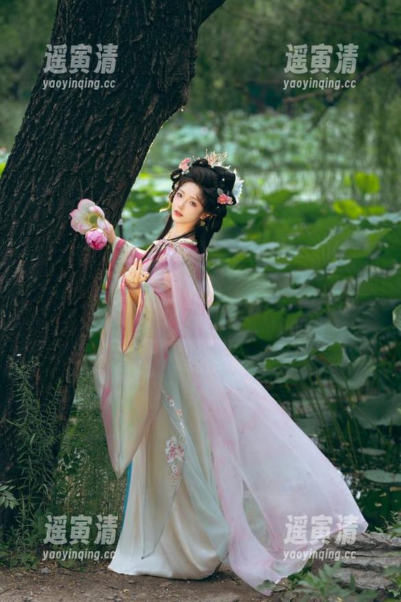 雯妹不讲道理 看!雯妹不讲道理的图集中白色镂空,像个特立独行的小精灵。