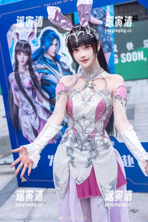 露儿大魔王 不止是图册,露儿大魔王的菲欧娜合集里面的每一幅,都像是随意的一瞥,又好想再看。