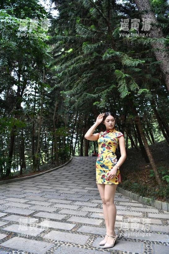 魔镜街拍-婷婷 魔镜街拍 - 不可思议!婷婷的绝美白色吊带连衣裙黑丝美腿大全合集。