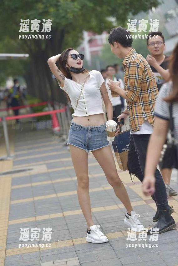 魔镜街拍 嗨,下载吧!魔镜街拍里的搭讪包臀裙美女直接送到你碗里。