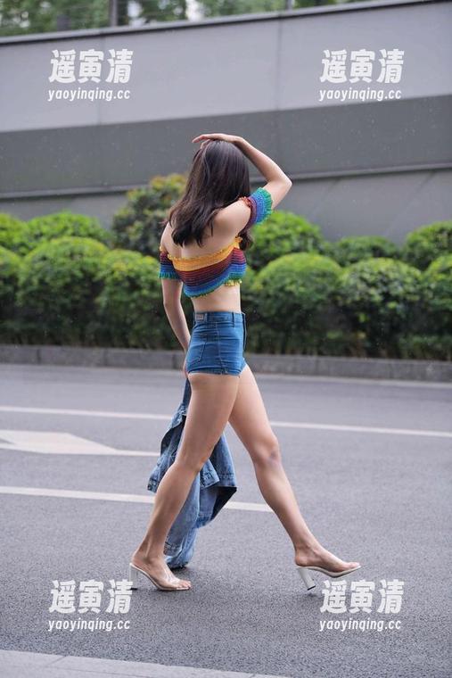 魔镜街拍再出新图集，黑丝美女与巴黎世家的搭配，这一切都能让人思考个半天！